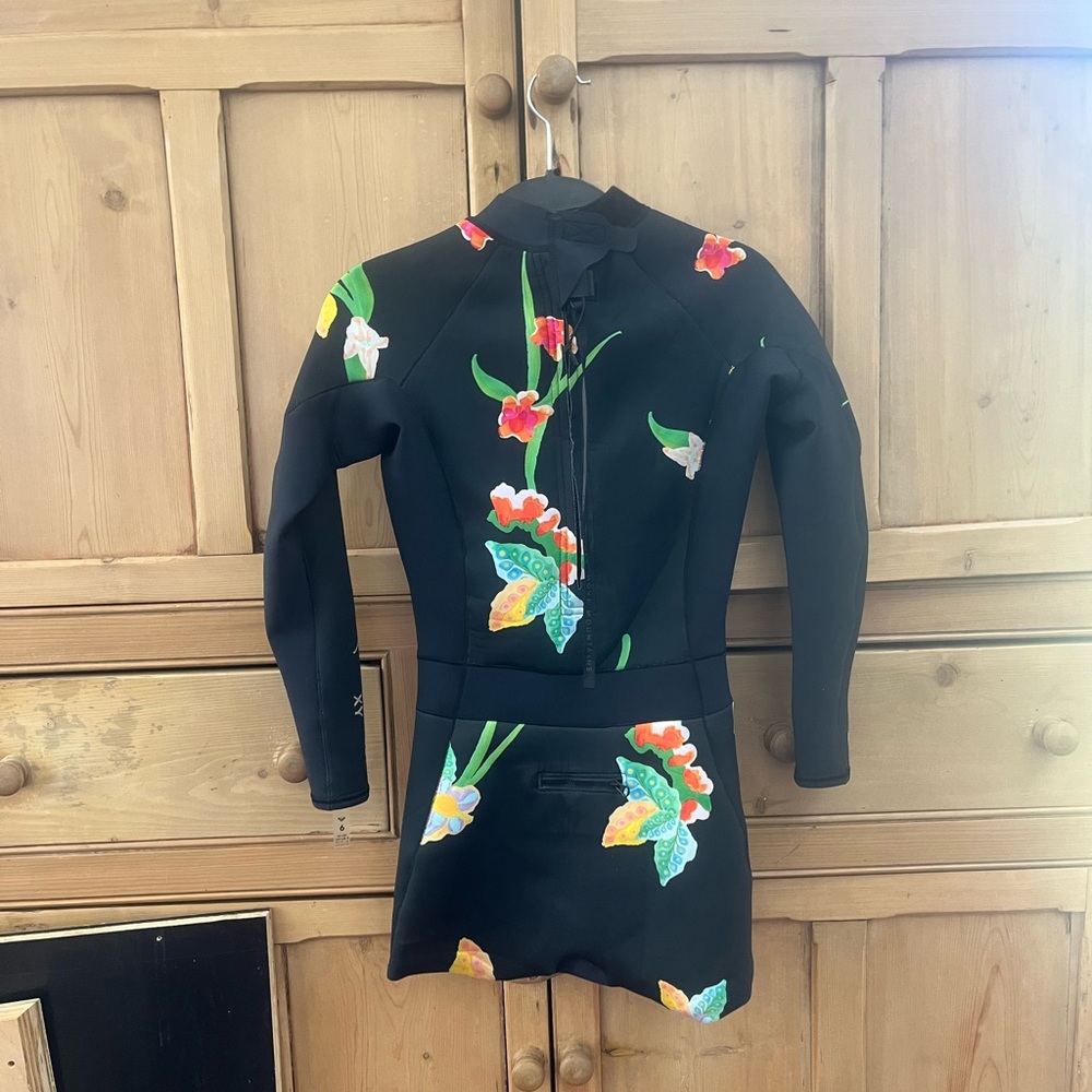 Small women’s wetsuit with Vibrant Design
On sleek black background. - Picture 2 of 2